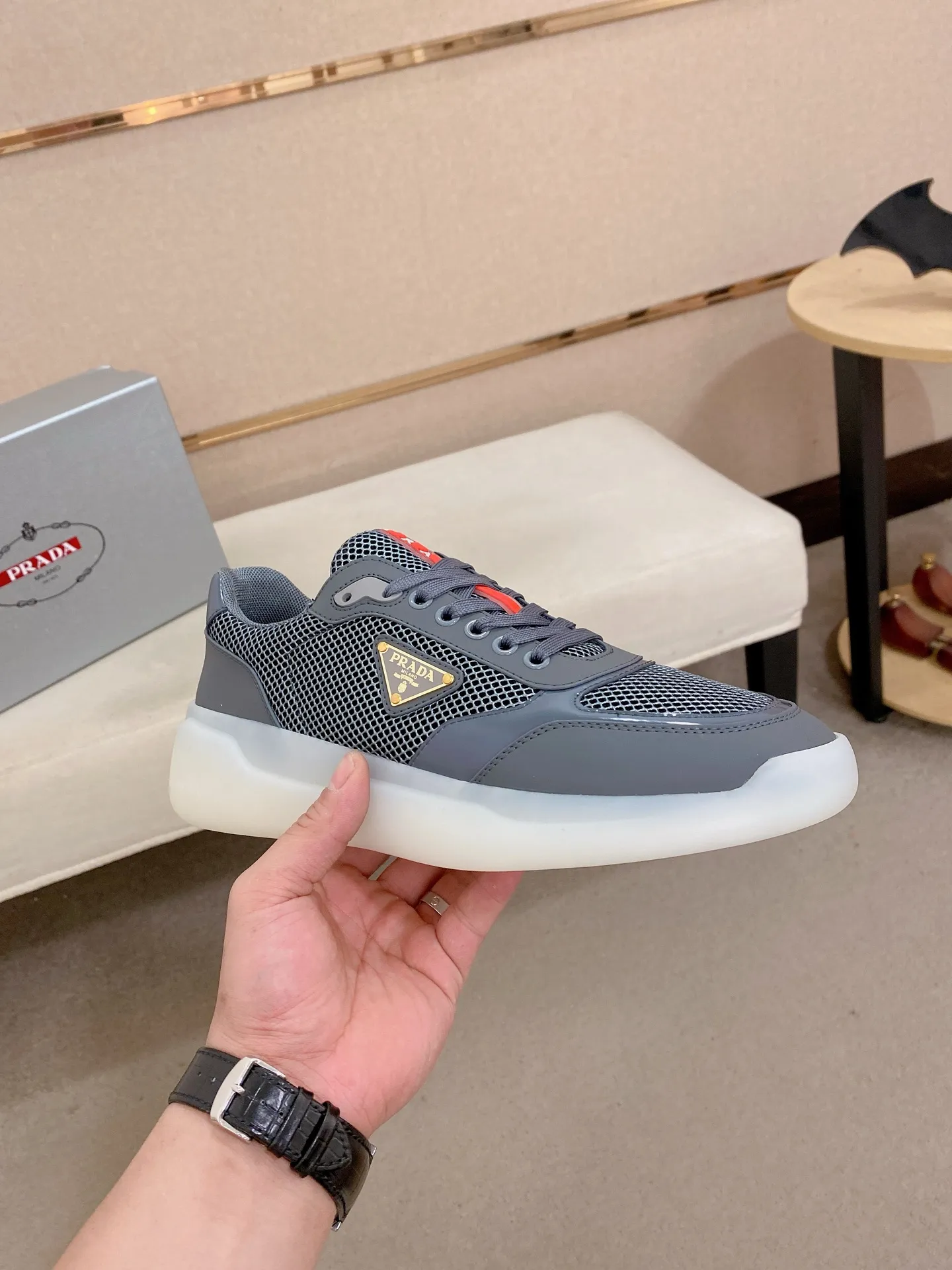 Men's shoes 💰 620💰 ✔️✔️✔️Higher version High-quality new PRADA (Prada) counters are launched simultaneously. The new men's shoes and 😘fabric are made of high-tech glue-making technology. Lining: Full cowhide lining. 👍🏿 High-end ☄️ Air-cushion molded anti-slip foam outsole, exquisite lines, simple and elegant, comfortable and high-end for leisure travel. Code number: 38 to 44 (45 can be customized and cannot be returned or exchanged)